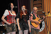 d'Raith Schwestern und da Blaima (©Foto: Ingrid Grossmann)